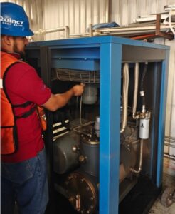 Técnico de EACSA realizando mantenimiento a compresor