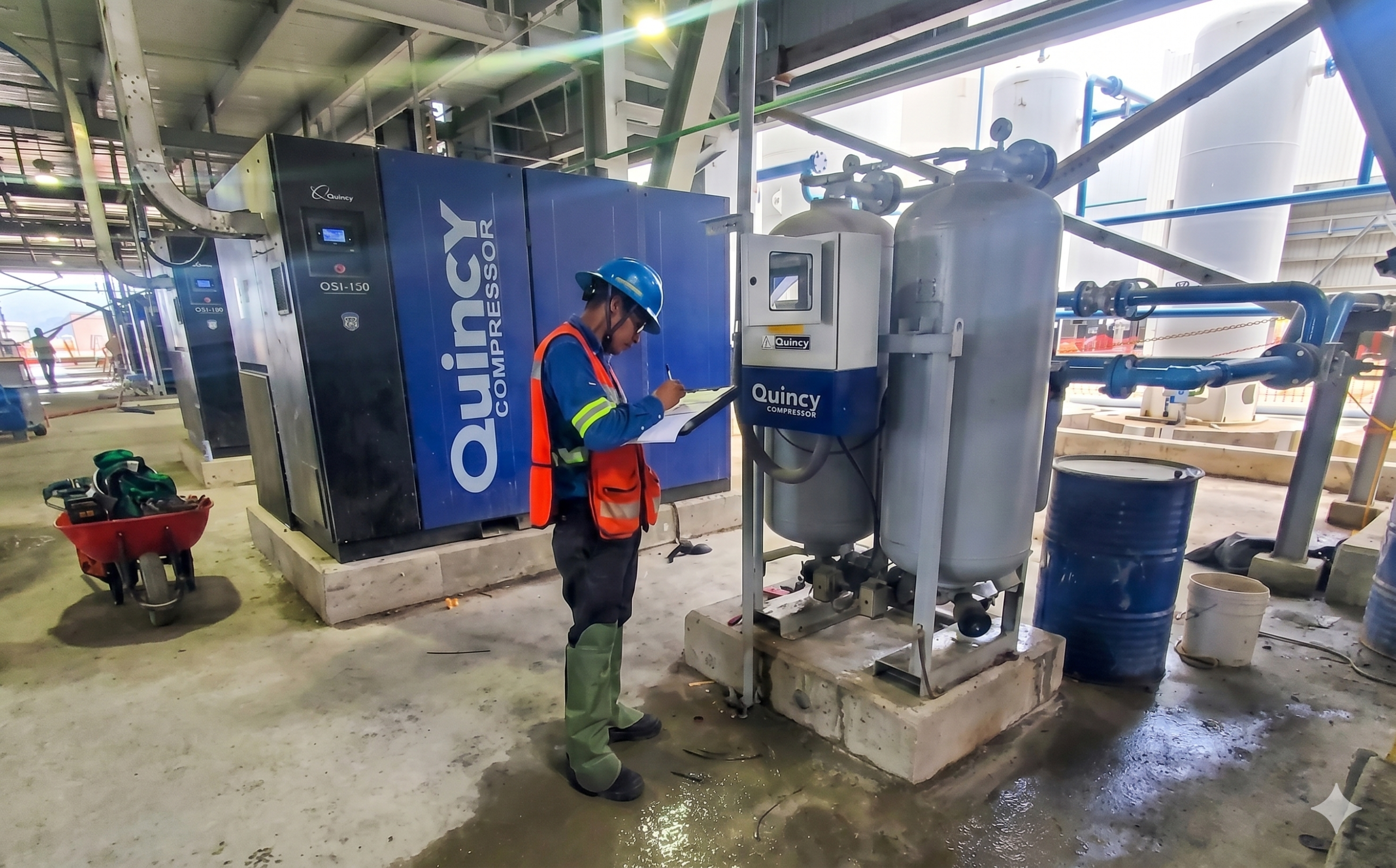 Técnico de EACSA realizando diagnóstico inicial